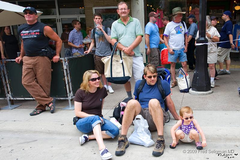 20080718_144916 D3 P 4200x2800.jpg - Family watching street activities,  Madison, WI